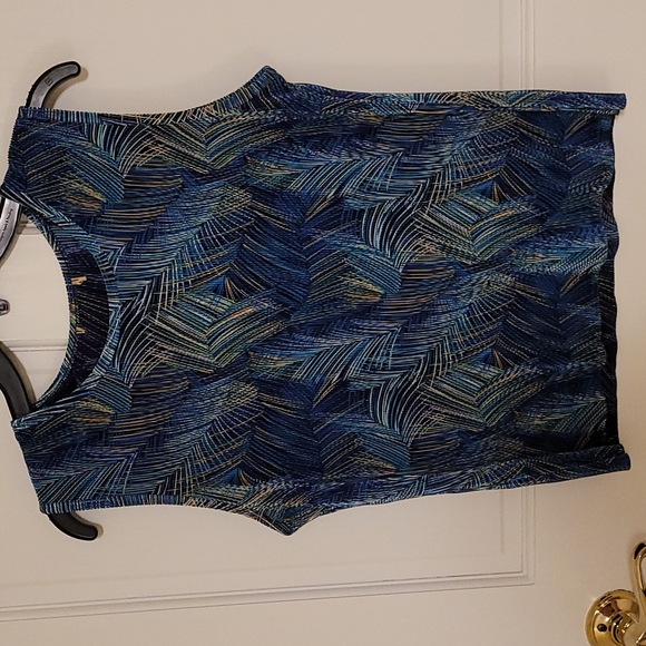 Shirts, a bundle of quantity (6) XL women's dressy stretchy material shirts. - Picture 7 of 12